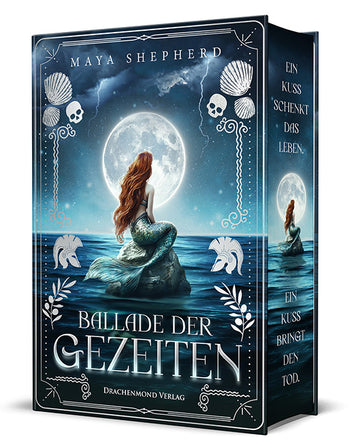Das Cover zeigt eine Meerjungfrau, die unter dem Vollmond auf einem Stein im Meer sitzt. Der Titel befindet sich darunter und umgeben wird alles von einem silbernen Rahmen.